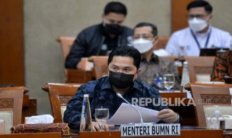 Menteri BUMN Erick Thohir mengikuti rapat kerja dengan Komisi VI DPR di Kompleks Parlemen, Senayan, Jakarta, Senin (4/7/2022). Rapat tersebut beragendakan pengambilan keputusan terhadap usulan BUMN penerima PMN 2023 dan inisiatif corporate action 2022/right issue 2022.Prayogi/Republika.