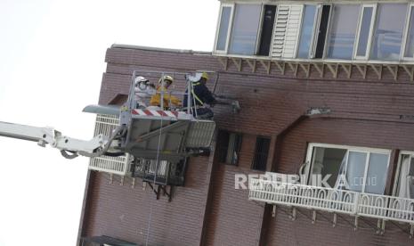  Seorang insinyur struktur mengambil sampel dari bangunan miring sehari setelah gempa dahsyat melanda, di Kota Hualien, Taiwan timur, Kamis, (4/4/2024).