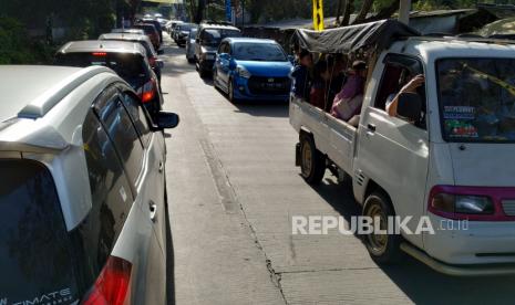 Kendaraan padat merayap di salah satu ruas Jalan Maribaya, Kecamatan Lembang, Kabupaten Bandung Barat, Selasa (3/5). Kepadatan lalu lintas dan kemacetan mulai terjadi di kawasan Lembang seiring terus meningkatnya volume kendaraan. Selain menuju tempat wisata, kendaraan yang lewat masih didominasi oleh para pemudik, khususnya pemudik lokal.