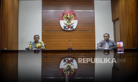 Plt Juru Bicara KPK Ali Fikri (kanan)