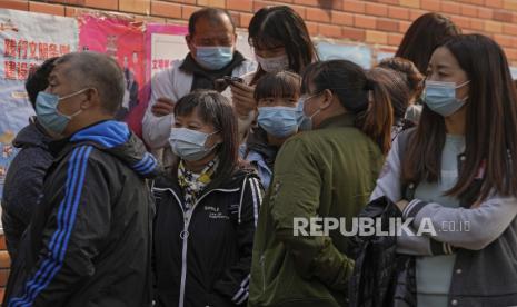 Ilmuwan sebut varian virus berikutnya bisa saja lebih buruk hingga mematikan (Foto: ilustrasi menggunakan masker saat pandemi)