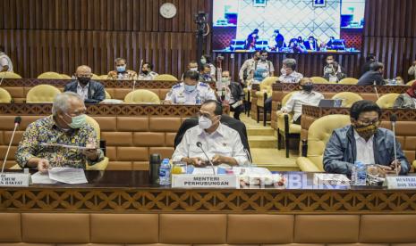 Menteri PUPR Basuki Hadimuljono (kiri), Menteri Perhubungan Budi Karya Sumadi (tengah) dan Menteri Desa, Pembangunan Daerah Tertinggal, dan Transmigrasi (PDTT) Abdul Halim Iskandar (kanan) mengikuti rapat kerja bersama Komisi V DPR di Kompleks Parlemen Senayan, Jakarta, Rabu (15/7/2020). Rapat kerja tersebut membahas tindak lanjut Hasil Pemeriksaan BPK semester I dan II Tahun 2019. 