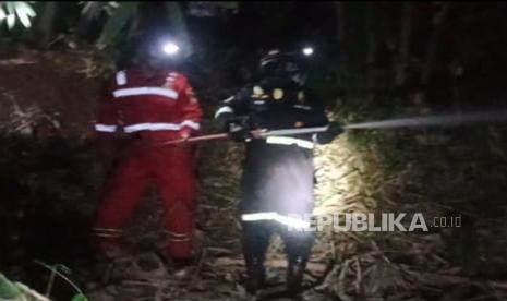 Petugas pemadam kebakaran berupaya memadamkan api yang membakar lahan di Blok Manis, Desa Purwasari, Kecamatan Garawangi, Kabupaten Kuningan, Jawa Barat, Senin (21/8/2023).