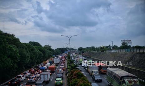 Kendaraan terjebak kemacetan di Tol Limgkar Luar Menuju Cikampek dan Jagorawi.