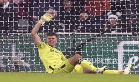 Nick Pope tampak meringis kesakitan saat Newcastle United sukses mengamankan poin penuh kala menjamu Manchester United di Stadion St James Park, Ahad (3/12/2023) dini hari WIB.  