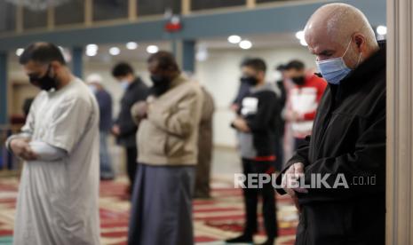 Sejumlah umat Muslim melaksanakan shalat tarawih di Pusat Komunitas Muslim Chicago, Senin (12/4). Umat Muslim di AS tergolong multietnis dan nasionalitas. Tercatat jumlah umat Muslim Chicago mencapai angka 350 ribu jiwa atau lima persen dari populasi. Terdapat pula penganut Islam yang merupakan warga kulit putih AS dan Hispanik (keturunan latin). Namun, sejak lama Chicago terkenal sebagai wilayah konsentrasi kaum Muslim Afro-Amerika. Meski berbeda bahasa, adat maupun budaya, akan tetapi dalam beberapa kesempatan, terutama pada ibadah shalat serta aktivitas Ramadhan, satu sama lain akan menanggalkan perbedaan untuk bersatu di bawah panji kitab suci Alquran dan sunnah Nabi. Umat Muslim Chicago benar-benar menikmati perbedaan yang ada dan mempererat tali ukhuwah di saat bersamaan. (AP Photo/Shafkat Anowar)