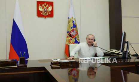  Presiden Rusia Vladimir Putin berbicara melalui telepon dengan David Shmelev yang berusia tujuh tahun dari wilayah Stavropol Krai, peserta kampanye amal Fir Tree of Wishes melalui konferensi video dari kediaman Novo-Ogaryovo di luar Moskow, Rusia, Kamis, 5 Januari, 2023.