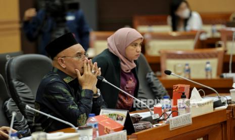 Wakil Ketua Komisi VIII DPR RI Marwan Dasopang (kiri) saat mengikuti rapat dengar pendapat bersama Jenderal Penyelenggeraan Haji dan Umroh dan Kepala Badan Pelaksana Badan Pengelola Keuangan Haji di Kompleks Parlemen, Senayan, Jakarta, Selasa (14/2/2023). Rapat tersebut membahas tentang biaya perjalanan ibadah haji tahun 2023.