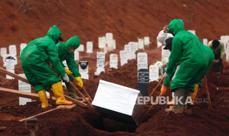 Pemakaman pasien Covid-19. Satgas Covid-19 Probolinggo mengklarifikasi video yang beredar di media sosial tentang jenazah pasien positif Covid-19 asal Desa Alastengah, Kabupaten Probolinggo yang dikabarkan hilang biji matanya dan mengalami pendarahan.