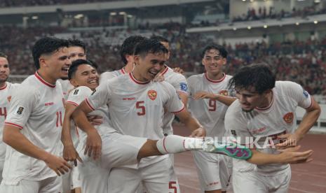 Pemain timnas Indonesia Rizky Ridho melakukan selebrasi seusai mencetak gol ke gawang Filipina pada pertandingan Kualifikasi Piala Dunia 2026 di Stadion Utama GBK, Jakarta, Selasa (11/6/2024). Indonesia mengalahkan Filipina dengan skor 2-0.