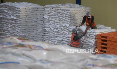 Pekerja menata bantuan beras PPKM yang sudah diproses melalui mesin Rice To Rice di salah satu Gudang Bulog Divre DKI Jakarta dan Banten, Kelapa Gading, Jakarta, Jumat (13/8). Mesin Rice To Rice (RTR) yang memiliki kapasitas 6-7 ton perjam ini berfungsi untuk menjamin mutu dan kualitas beras yang disalurkan baik. Prayogi/Republika.