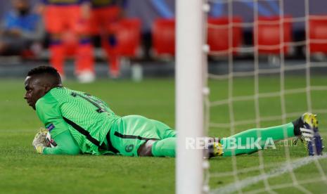 Kiper Chelsea Edouard Mendy beraksi selama pertandingan sepak bola leg pertama perempat final Liga Champions UEFA antara FC Porto dan Chelsea FC di stadion Ramon Sanchez Pizjuan di Seville, Andalusia, Spanyol, 07 April 2021.