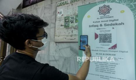 Warga memindai kode batang (QR Code) untuk pembayaran zakat, infak dan sedekah di Masjid Jami Al-Mutaqqin, Jakarta, Selasa (15/2/2022). 92 Persen Masjid Belum Jadi Unit Pengumpul Zakat