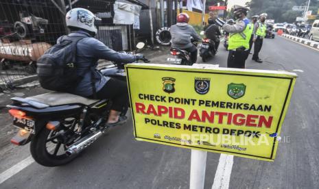 Petugas kepolisian memerintahkan pengguna kendaraan bermotor melakukan swab antigen,  di Depok, Jawa Barat, Selasa (25/5/2021). Swab antigen yang dilakukan Polres Metro Depok tersebut guna mencegah lonjakan kasus COVID-19 usai libur panjang. 