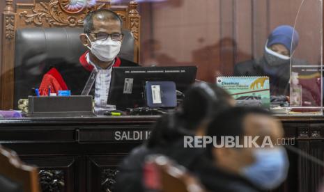 Hakim Konstitusi Saldi Isra. Saldi membantah tudingan MK menundang-nunda putusan perkara uji materi UU Pemilu terkait sistem proporsional terbuka caleg. (ilustrasi)