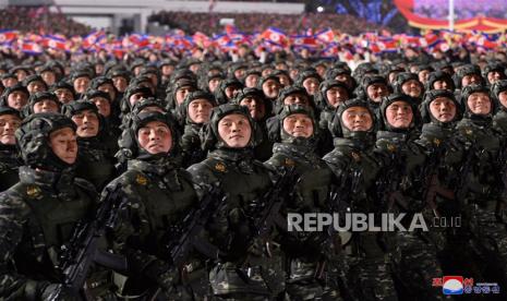  Sebuah foto yang dirilis oleh Kantor Berita Pusat Korea Utara (KCNA) resmi menunjukkan tentara Korea Utara berbaris.