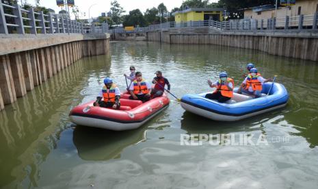 Wali Kota Bandung Oded M Danial dan Wakil Wali Kota Bandung Yana Mulyana (perahu kanan), serta Kepala Dinas Pekerjaan Umum Kota Bandung Didi Ruswandi (perahu kiri) meninjau Kolam Retensi Gedebage di Jalan Soekarno Hatta, Kota Bandung, Rabu (30/12/2020). 