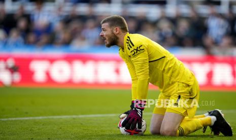 Kiper Manchester United David de Gea terlihat saat pertandingan sepak bola Liga Premier Inggris antara Newcastle United dan Manchester United, di stadion St. James Park di Newcastle, Inggris, Ahad (2/4/2023). Candaan De Gea, Berharap Casemiro Dipasang Sebagai Striker di MU