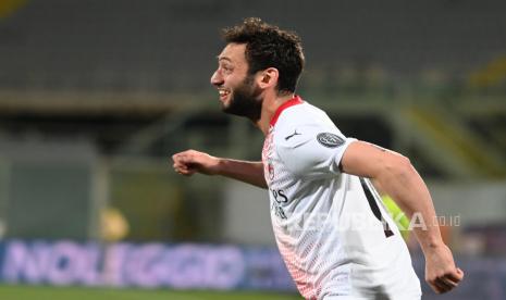 Gelandang AC Milan Hakan Calhanoglu.