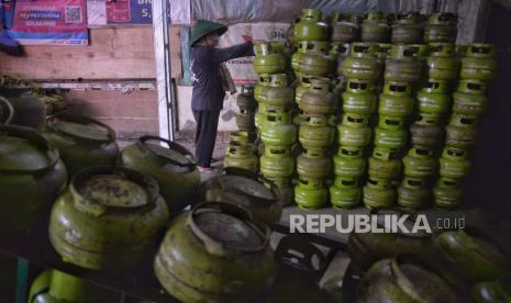 Pekerja menata gas elpiji 3 kg bersubsidi di salah satu pangkalan