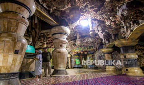 Umat muslim mengamati langit-langit masjid Aschabul Kahfi di Tuban, Jawa Timur, Senin (18/3/2024). Masjid seluas tiga hektare yang dibangun pada 2002 itu berada di dalam gua bawah tanah sehingga menarik wisatawan untuk berkunjung dan beribadah terutama pada bulan Ramadhan.