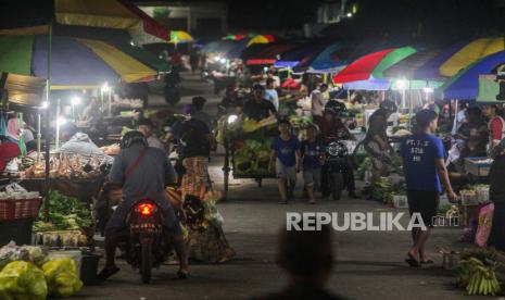 [Ilustrasi] Warga berbelanja di pasar tumpah Palangkaraya, Kalimantan Tengah, Sabtu (4/4/2020) malam. Aktivitas pasar tumpah tetap berjalan meskipun wilayah Palangkaraya menjadi zona merah penyebaran wabah COVID-19 dan pemerintah setempat memberikan imbauan kepada warga untuk menghindari keramaian