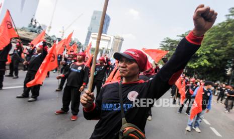 Sejumlah buruh saat melaksanakan aksi di kawasan Patung Kuda, Jakarta, Kamis (6/6/2024). Aksi yang diikuti oleh berbagai kelompok elemen buruh tersebut untuk mendesak pemerintah agar segera mencabut program Tabungan Perumahan Rakyat (Tapera) yang dinilai tidak sesuai dengan upah buruh yyang tidak mengalami kenaikan signifikan setiap tahunnya. 