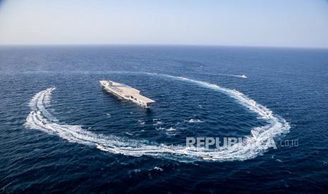 Foto selebaran yang disediakan oleh situs web Islamic Revolutionary Guard Corps (IRGC); Berita Sepah menunjukkan, kapal tempur militer Iran mengelilingi kapal induk mockup selama pertandingan perang di Selat Hormuz, selatan Iran, 28 Juli 2020. Media melaporkan bahwa Iran mengadakan pertandingan perang di Selat Hormuz di tengah meningkatnya ketegangan antara Iran dan Israel.