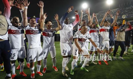 Para pemain Paris Saint-Germain melakukan selebrasi. 