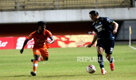 Penyerang Persib Ezra Walian (kanan).