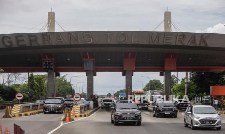 Sejumlah kendaraan pemudik keluar dari Gerbang Tol Merak di Cilegon, Banten, Sabtu (6/4/2024). Kemacetan sepanjang tujuh kilometer yang terjadi di ruas Gerbang Tol Merak yang akan menuju pelabuhan tersebut diakibatkan tingginya volume kendaraan pemudik sehingga kepolisian harus melakukan pengalihan arus lalu lintas untuk mencegah penumpukan kendaraan.