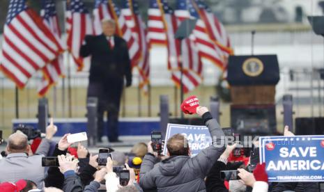  Presiden AS Donald J. Trump menyampaikan sambutan kepada para pendukung yang berkumpul untuk memprotes sertifikasi yang akan datang dari Kongres tentang Joe Biden sebagai presiden berikutnya di Ellipse di Washington, DC, AS, 06 Januari 2021. Berbagai kelompok pendukung Trump berkumpul untuk memprotes saat Kongres mempersiapkan untuk memenuhi dan mensertifikasi hasil pemilihan Presiden AS 2020.