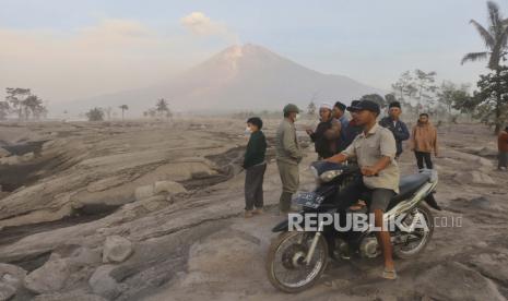 Penduduk desa memeriksa daerah yang terkena dampak letusan Gunung Semeru di desa Kajar Kuning di Lumajang, Jawa Timur, Indonesia, Senin, 5 Desember 2022. Gunung berapi tertinggi di Indonesia di pulau terpadatnya mengeluarkan awan gas yang membakar dan sungai lava Minggu di letusan terbarunya.