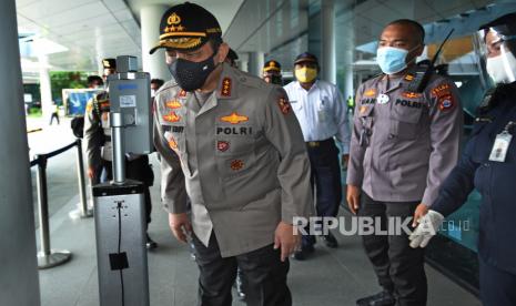 Wakapolri Komjen Gatot Eddy Pramono menjalani pemeriksaan suhu tubuh.