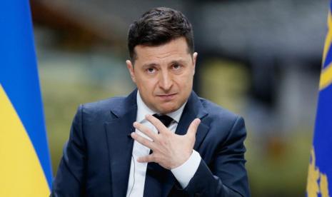 Presiden Ukraina Volodymyr Zelenskiy memberi isyarat selama konferensi pers tahunannya di pabrik pesawat Antonov di Kyiv, Ukraina 20 Mei 2021. (Reuters/Gleb Garanich)