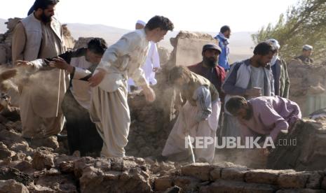 Warga mencari korban setelah gempa bumi di distrik Zenda Jan di provinsi Herat, Afghanistan barat, Ahad, (8/10/2023). Gempa bumi dahsyat menewaskan sedikitnya 2.000 orang di Afghanistan barat, kata juru bicara pemerintah Taliban. Kejadian bencana Ini adalah salah satu gempa bumi paling mematikan yang melanda negara ini dalam dua dekade.