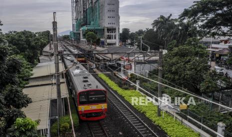 KRL melintasi Stasiun Tanjung Barat yang nantinya akan terintegrasi dengan hunian yang berkonsep Transit Oriented Development di kawasan Tanjung Barat, Jakarta.