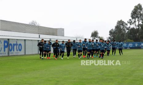 Para pemain FC Porto selama sesi latihan tim mereka di pusat pelatihan Olival di Vila Nova de Gaia, dekat Porto, Portugal, 16 Februari 2021. FC Porto akan menghadapi Juventus dalam pertandingan leg pertama babak 16 besar Liga Champions UEFA pada 17 Februari 2021.