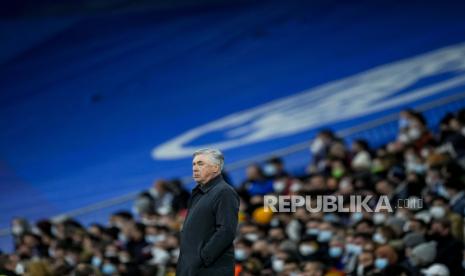 Pelatih kepala Real Madrid Carlo Ancelotti selama pertandingan sepak bola La Liga Spanyol antara Real Madrid dan Alaves di stadion Bernabeu di Madrid, Spanyol, Sabtu, 19 Februari 2022.