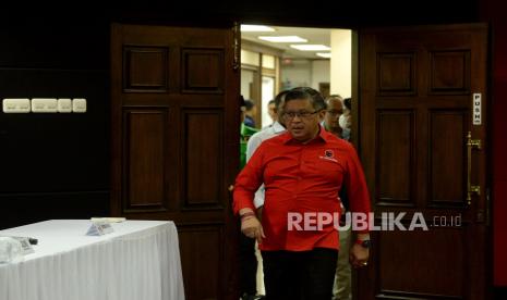 Sekjen PDIP Hasto Kristiyanto bersiap memberikan keterangan kepada wartawan di Gedung High End, Jakarta, Rabu (13/9/2023).