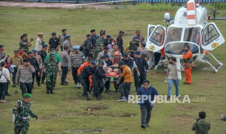 Petugas mengevakuasi ADC Kapolda Jambi Briptu Aditya menggunakan tandu setibanya di Stadion Merangin, Jambi, Selasa (21/2/2023). Hingga Selasa sore, tim gabungan TNI, Polri dan Basarnas berhasil mengevakuasi empat korban kecelakaan helikopter melalui udara, yakni Co Pilot AKP Amos, ADC Kapolda Jambi Briptu Aditya, Dirreskrimum Polda Jambi Kombes Pol Andri Ananta, dan Dirpolairud Kombes Pol Michael Mumbunan. 