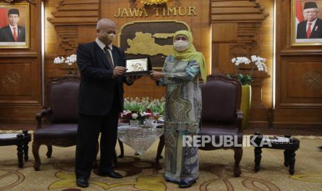 Gubernur Jawa Timur Khofifah Indar Parawansa (kanan) memberikan cendera mata kepada Duta Besar Indonesia untuk Rumania M Amhar Azeth (kiri) di Gedung Negara Grahadi, Surabaya, Jawa Timur, Ahad (5/6/2022). Amhar Azeth dilaporkan kini telah bergabung dengan PKS. 