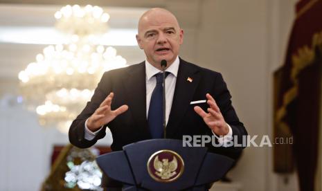  Presiden Federation Internationale de Football Association (FIFA) Gianni Infantino berbicara kepada wartawan saat konferensi pers bersama di Istana Kepresidenan di Jakarta, 18 Oktober 2022. Infantino mengunjungi Indonesia untuk membahas transformasi sepakbola nasional terutama setelah tragedi Kanjuruhan pada 01 Oktober 2022 yang menyebabkan 132 orang tewas dan ratusan lainnya luka-luka.