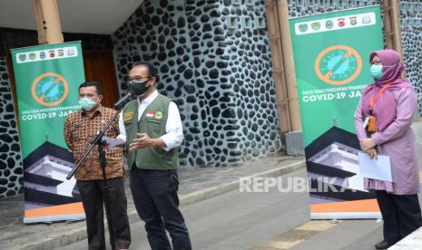 Skretaris Gugus Tugas Percepatan Penanggulangan Covid-19 Jawa Barat Daud Achmad bersama Kadisdik Jawa Barat Dedi Supandi dan Anggota Divisi PRE-GTPP Bony Wiem Lestari menyampaikan Update Penanganan Covid-19 di Jawa Barat.