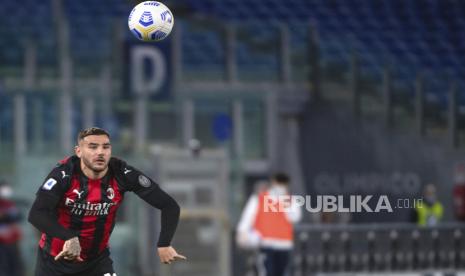 Bek AC Milan Theo Hernandez beraksi saat melawan tim SS Lazio pada pertandingan Serie A Italia di Olimpico Stadium, Roma, Italia, Senin (26/4). SS Lazio memenangkan pertandingan melawan AC Milan dengan skor akhir 3-0 melalui gol yang dicetak oleh Joaquin Correa dan Ciro Immobile.  EPA-EFE/MAURIZIO BRAMBATTI