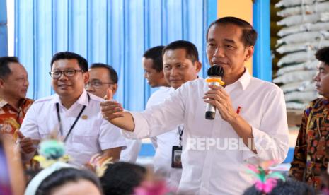 Presiden Joko Widodo bersama Dirut Bulog Budi Waseso dan Kepala Bapanas Arief Prasetyo Adi membagikan bantuan pangan beras ke masyarakat Biak, Papua. 