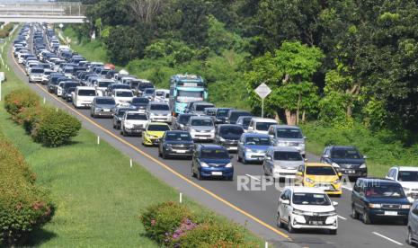 Kendaraan melintas di Tol Palimanan-Kanci KM 191 arah Jakarta, Cirebon, Jawa Barat, Sabtu (13/4/2024). 