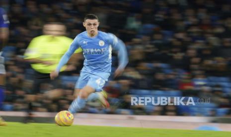 Pemain Manchester City Phil Foden beraksi selama pertandingan sepak bola Liga Primer Inggris antara Brentford dan Manchester City, Kamis (30/12) WIB. Foden mencetak gol tunggal kemenangan 1-0 Man City atas tim tuan rumah.