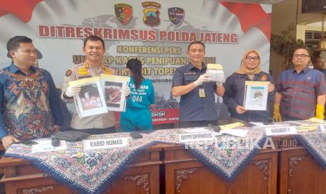 Kabidhumas Polda Jawa Tengah, Kombes Pol Satake Bayu Setianto dan Direktur Reserse Kriminal Khusus (Dirreskrimsus) Polda Jawa Tengah, Kombes Pol Dwi Subagio, pada jumpa pers ungkap kasus penipuan online dan kredit topengan, di kantor Ditreskrimsus Polda Jawa Tengah, Banyumanik, Kota Semarang, Kamis (7/9/2023).