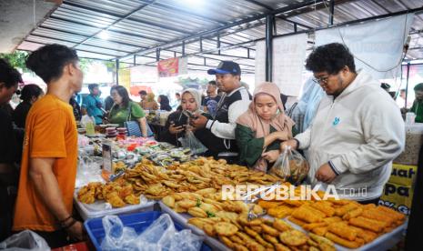 Pedagang melayani pembeli makanan untuk berbuka puasa di bazar takjil Bendungan Hilir, Jakarta Pusat, Sabtu (1/3/2025). Bazar musiman selama bulan suci Ramadhan tersebut menjadi pusat berburu beraneka ragam jajanan dan masakan dari berbagai daerah di Indonesia sebagai menu buka puasa. Adapun makanan yang dijual di lokasi ini beragam, seperti serabi, gorengan, lemang, kolak, mi bihun, hingga beragam es. Ada pula yang menjual gudeg, ayam goreng Kalasan, hingga lauk-pauk khas rumah makan Padang. Harga makanan yang dijual pun bervariatif dan terjangkau. Bazzar Takjil Ramadan Benhil ini mulai buka pukul 14.00 WIB hingga azan Magrib dan bakal tutup setelah Magrib.